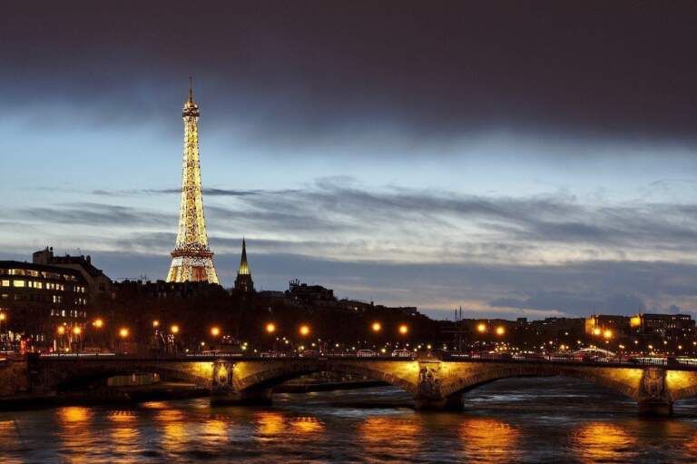 Reservar cena en la Torre Eiffel y crucero por el río Sena
