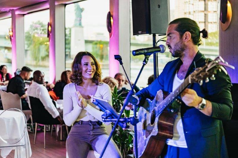 ¿Hay cruceros con música en directo en París?